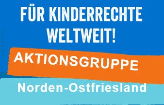 Text graphic with the words: Für Kinderrechte weltweit! Aktionsgruppe Norden-Ostfriesland on blue and orange backgrounds, promoting global childrens rights activism in Norden-Ostfriesland.