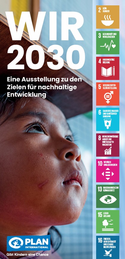 Ein kleines Kind blickt neben einem vertikalen Banner, auf dem die 17 UN-Ziele für nachhaltige Entwicklung in deutscher Sprache aufgelistet sind, nach oben. Der Text lautet WIR 2030: Eine Ausstellung zu den Zielen für nachhaltige Entwicklung.